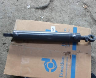 Leveling oil cylinder 80684954
