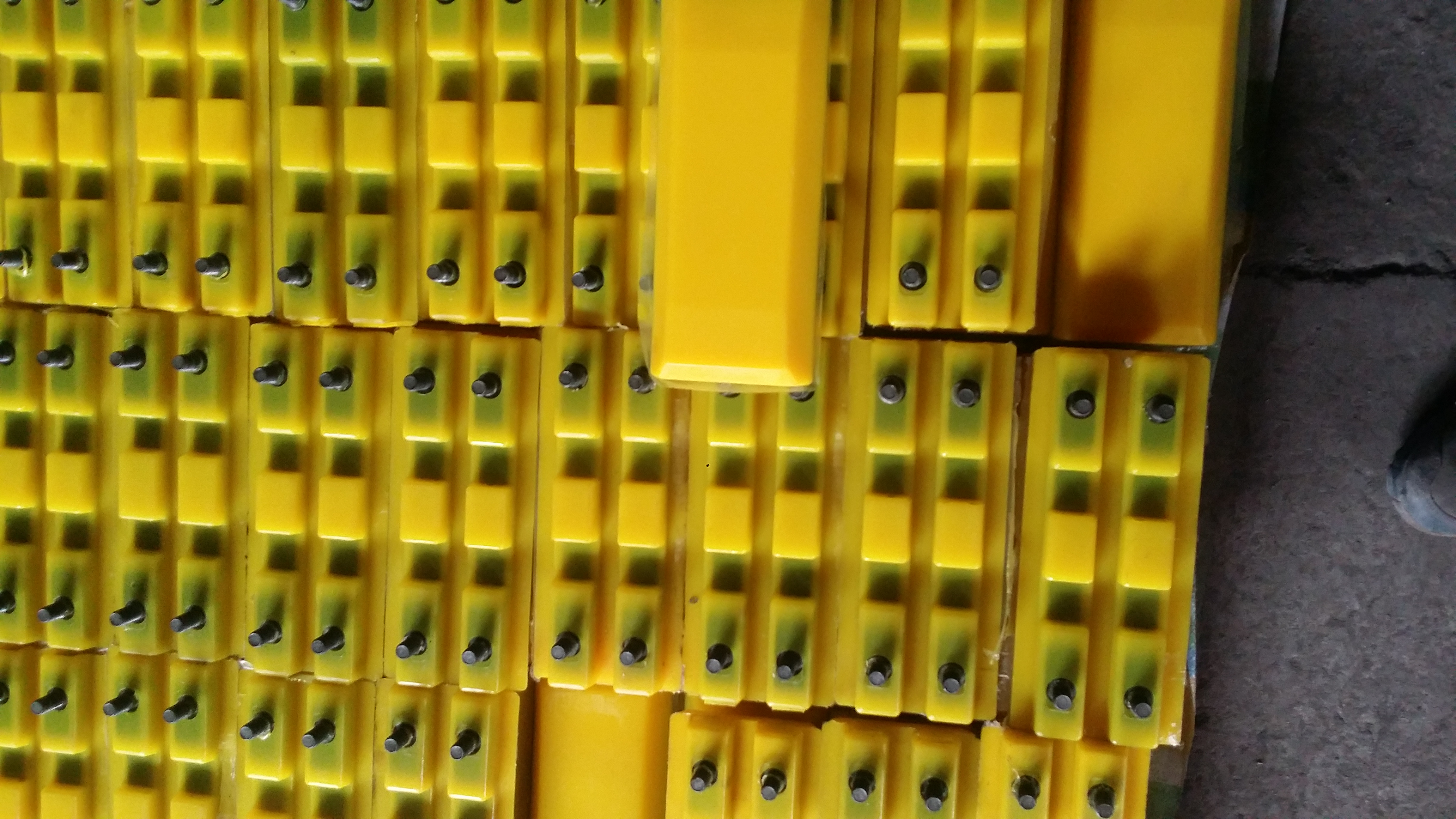 High quality poly track pad for wirtgen road milli