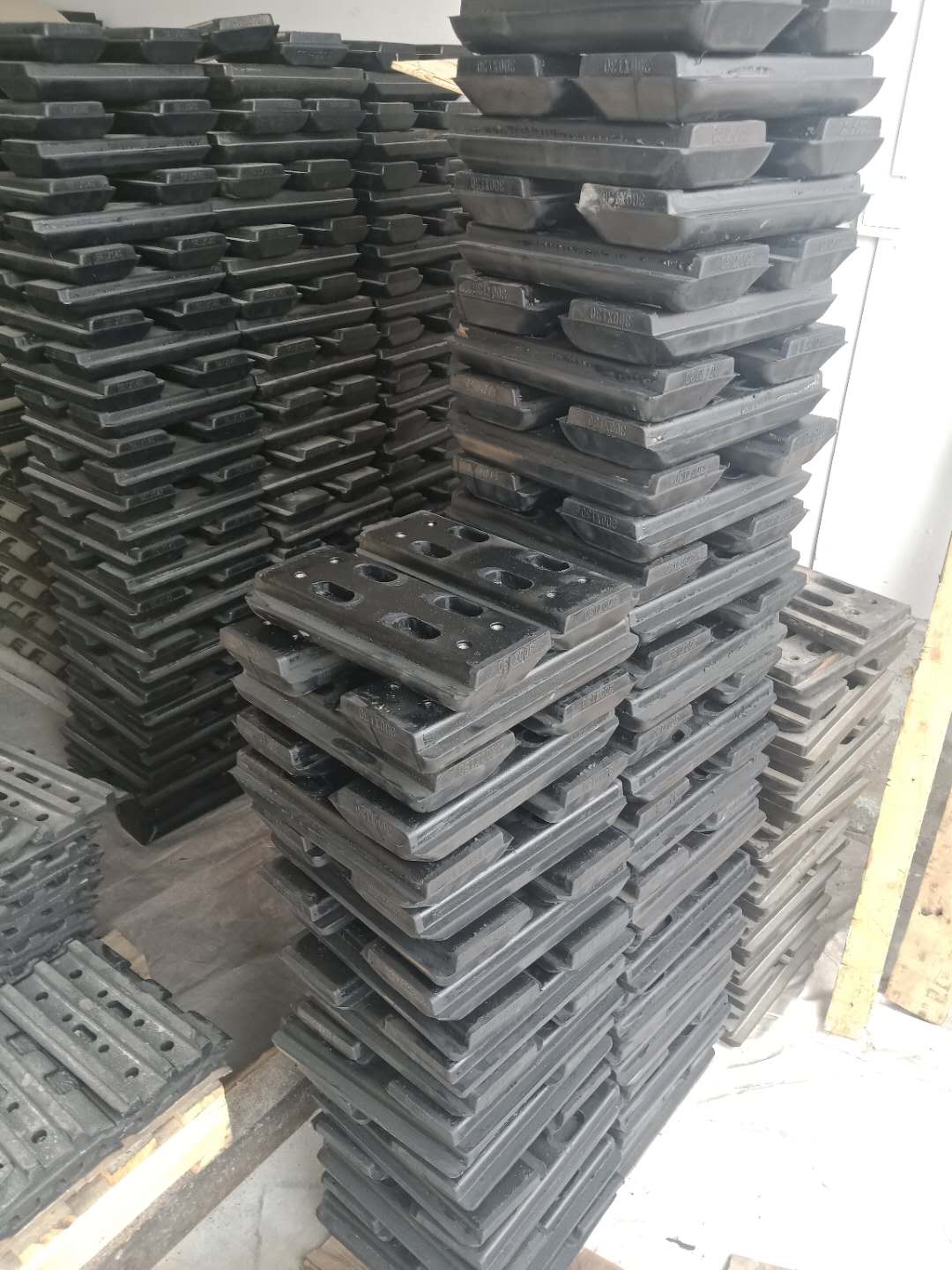 High tensile rubber track pad bolt for Vogele asph