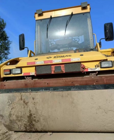 Used 20-year-old BMW 203 double steel wheeled roll