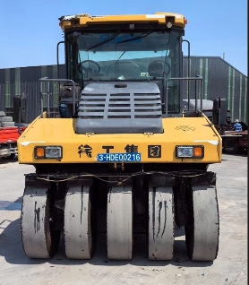 Used 17-year-old XCMG 263K rubber tire roller
