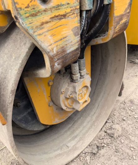 Used 19-year-old Sany 3-ton small steel wheeled ro