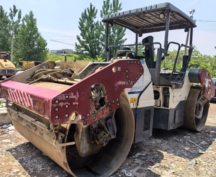 Used 18-year-old Dynapac 6200 double steel wheels,