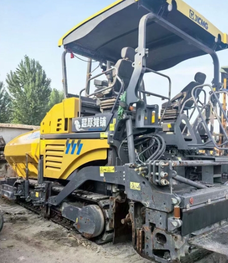 Used 21 year XCMG 1253T assembly board paver, work
