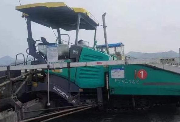 Used 17-year-old VOGLE 2100-3L paver assembly boar