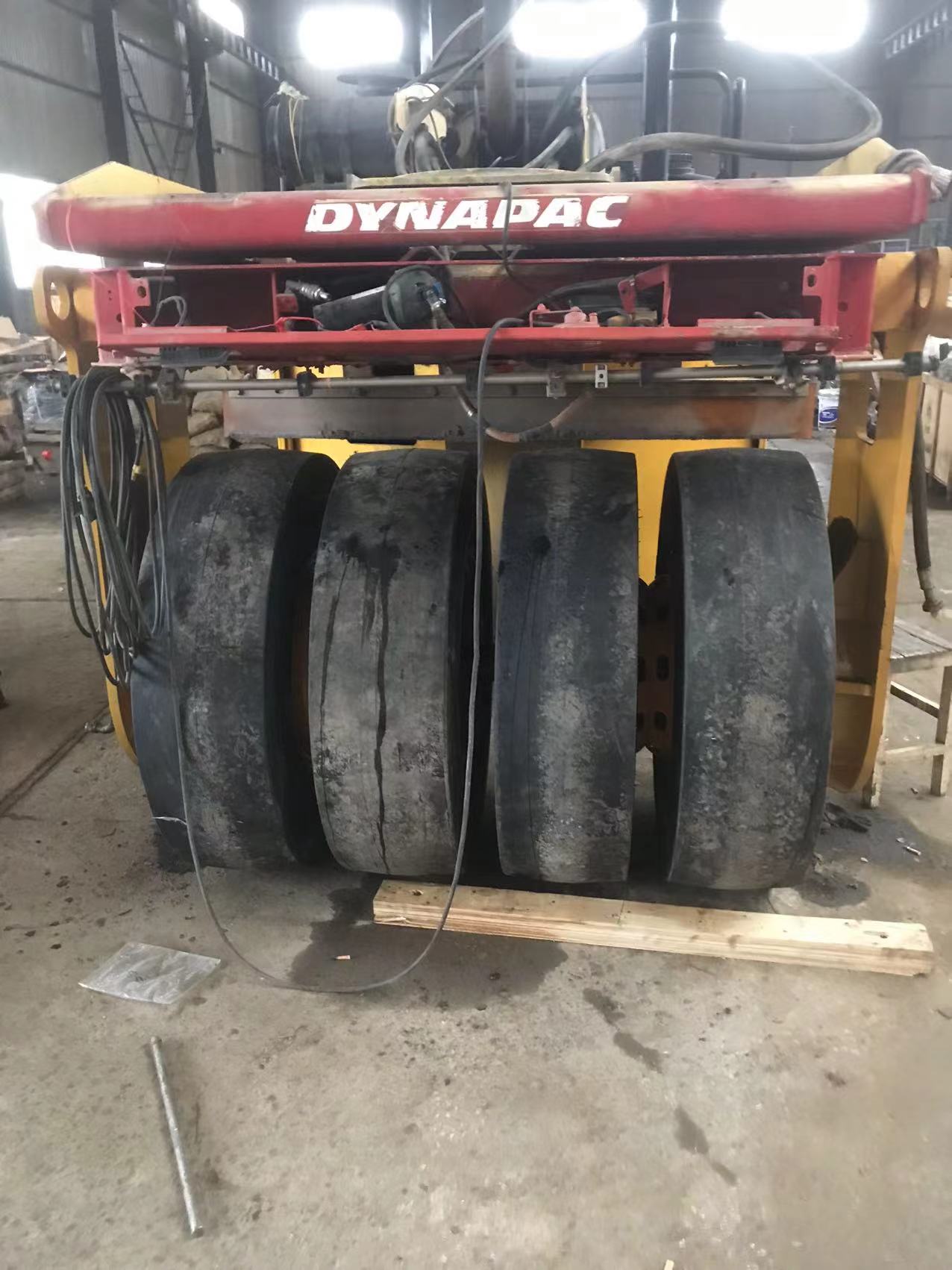 Danapak CC422 roller modified with rubber wheels